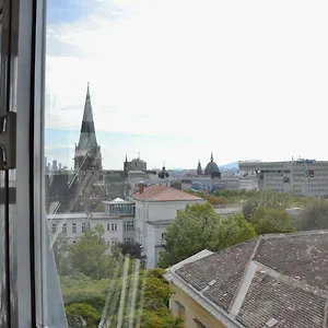 Apollo ** Viena