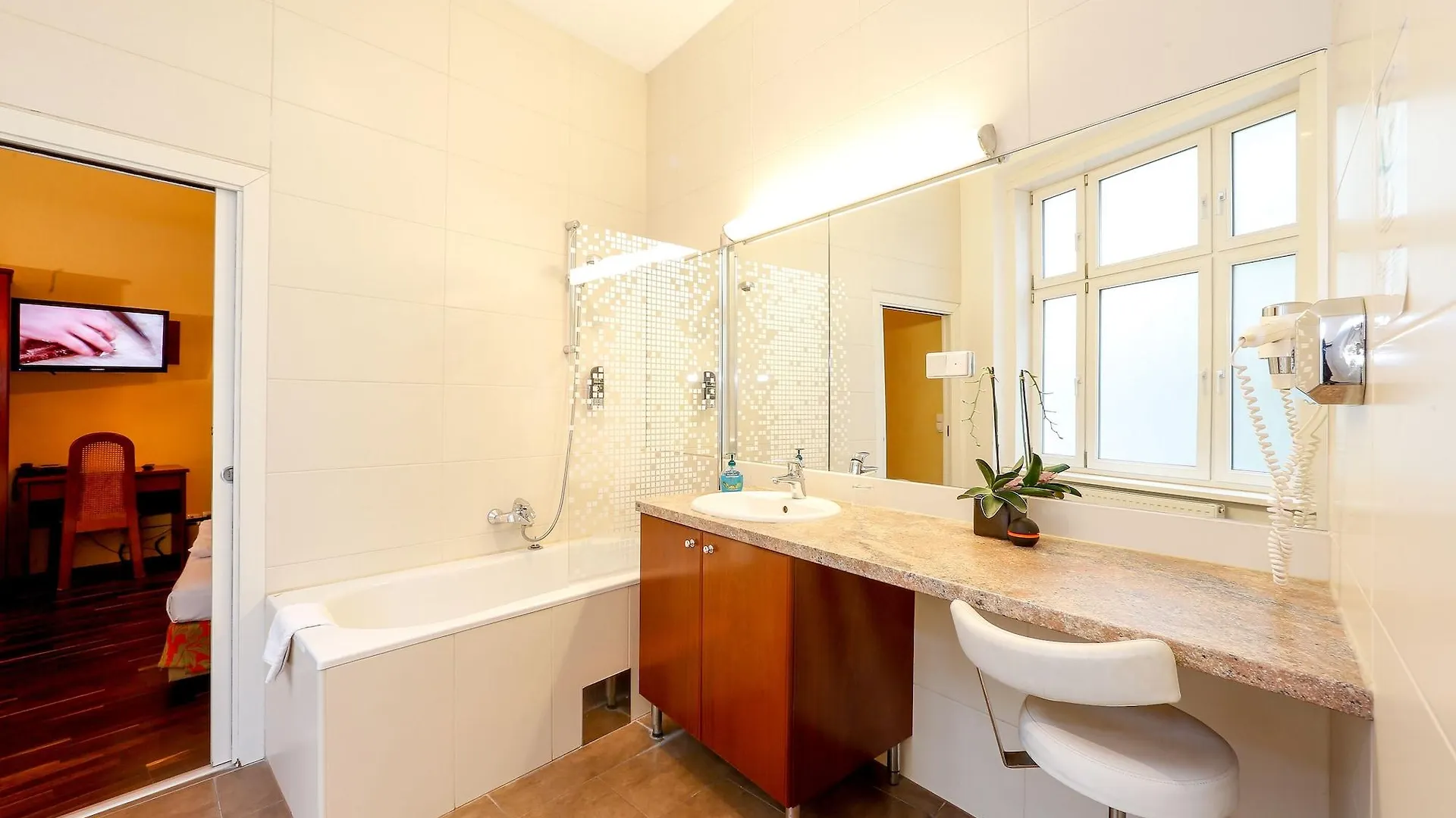 Timeout City Hotel, 5 Min To City Center, Self Check In Vienne Hotel